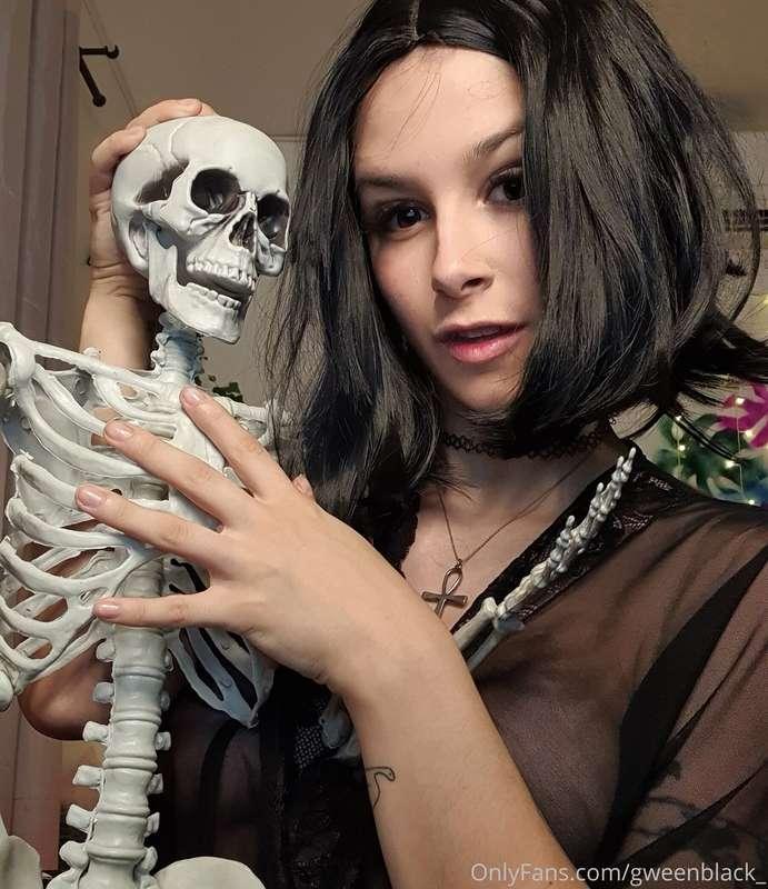 Live now at @gweenblack 🥰