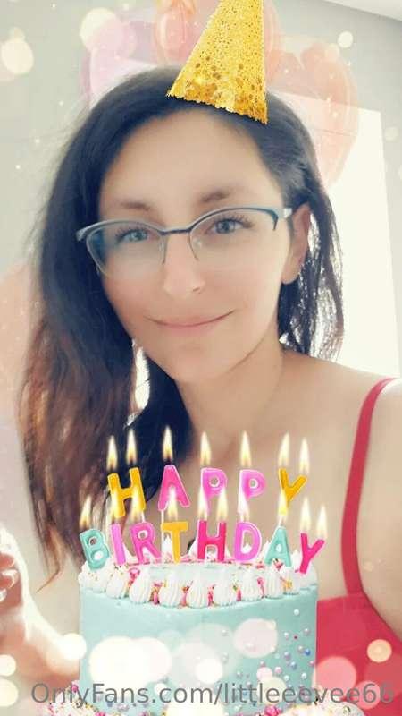 😘 it's my birthday! I plan on making more content hopefully ..