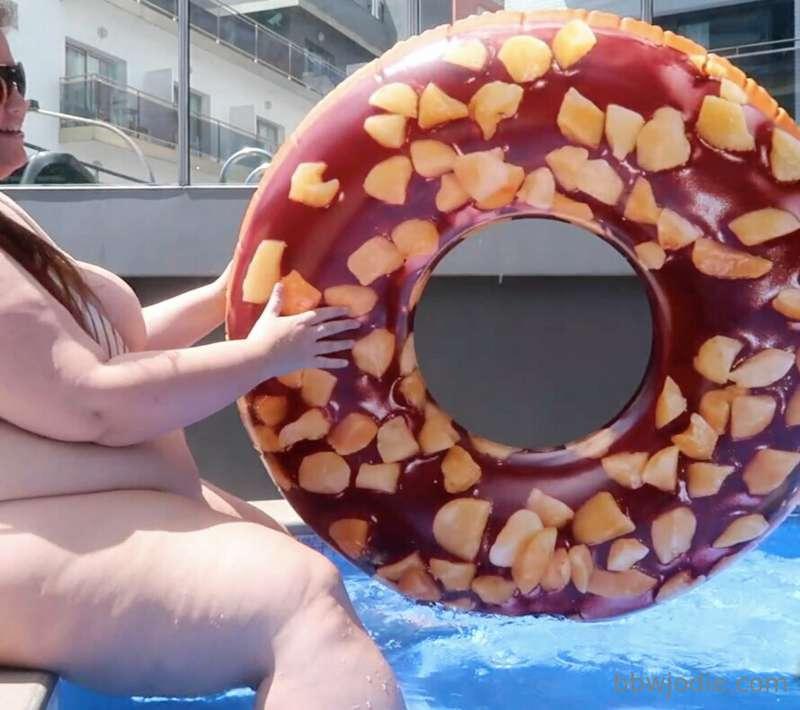 Do you think I can fit my body through here? 😏🍩