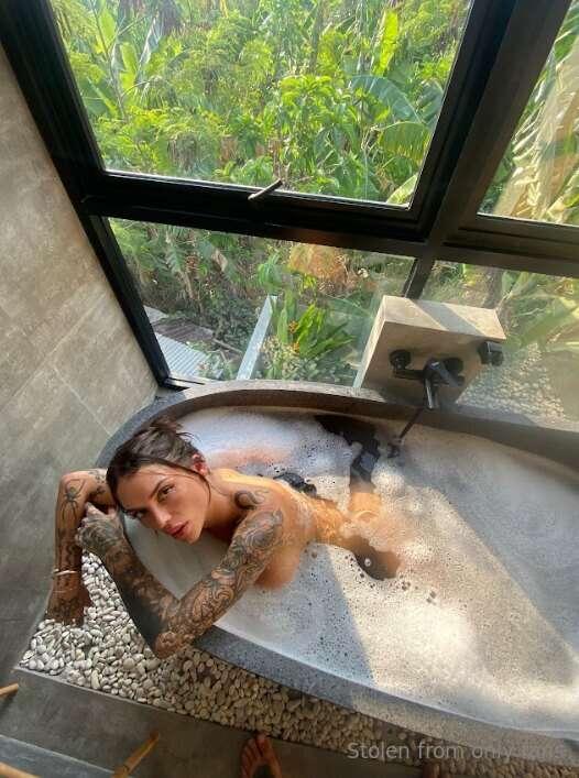 check out how hot it gets here: @kkrystal.vip 😏