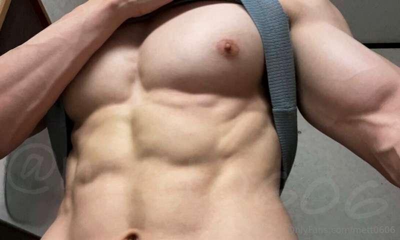 My muscles are uneven.
The biceps brachii also have blue vei..