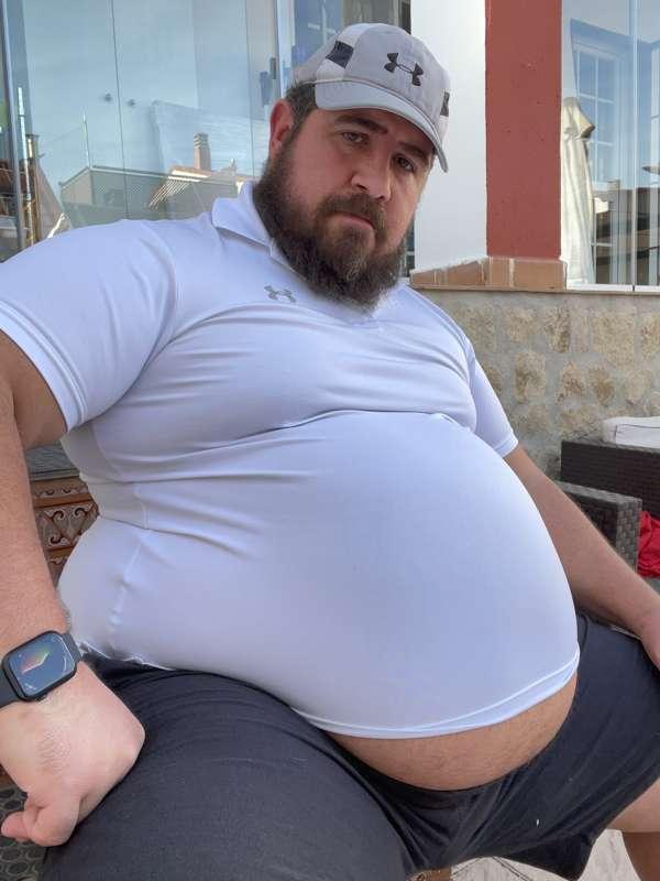Daddy’s belly’s getting out of control. 