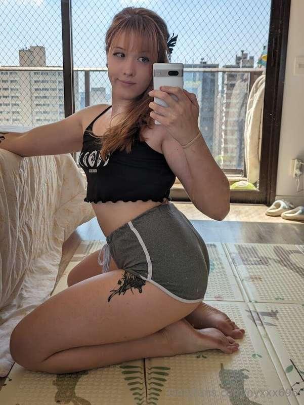feet and butt combo, who's up for it 🤭🥵