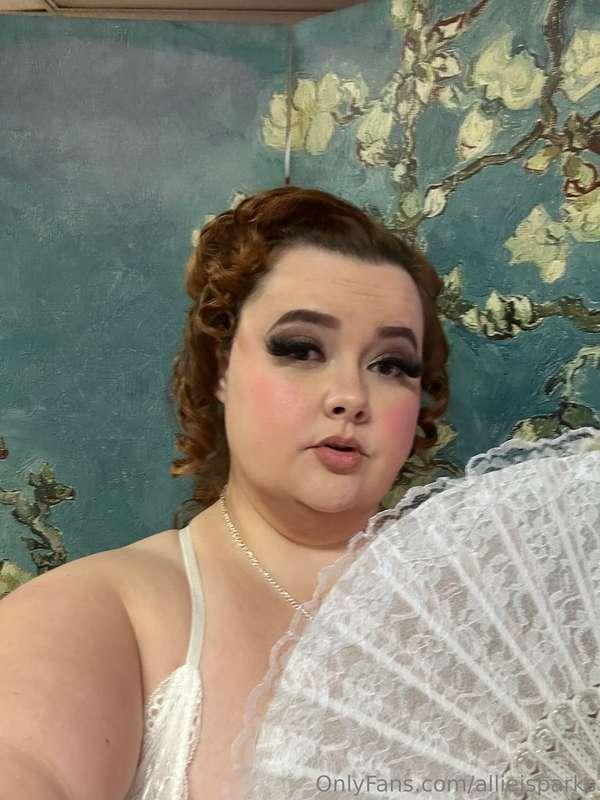 Who wants to see pics and vids from my boudoir shoot?