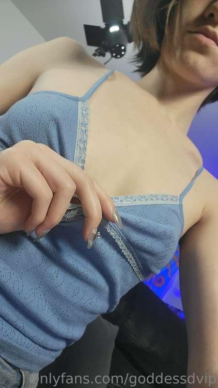 Just relaxing tonight, enjoy some titties...
Swipe to the en..