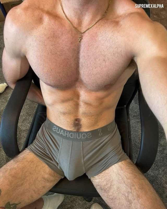 come kiss my bulge under my desk while i work ☺️