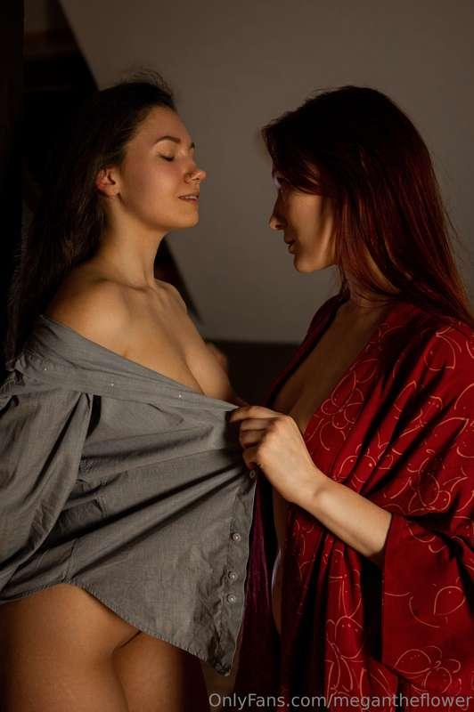 Full set with amazing @lina.shi Red ropes, soft light, and t..