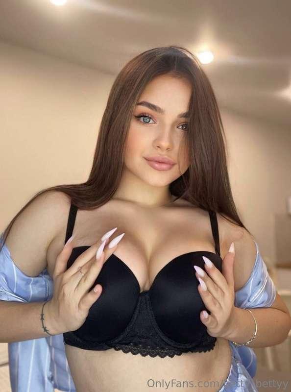 I'm @adriana_orlanda finally adult!!🥰 I love communication a..