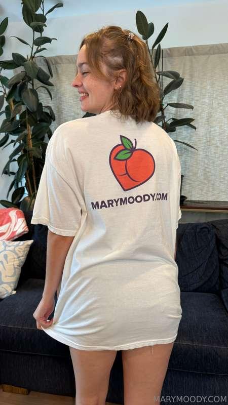 How cute are these t-shirts I made?! 😏🍑

✨***Get one today**..