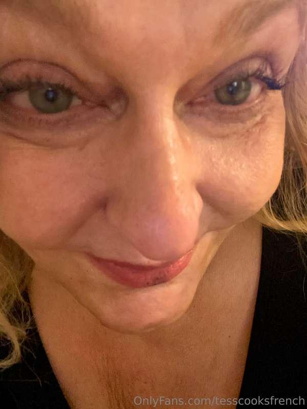 All eyes on you! 💋💋