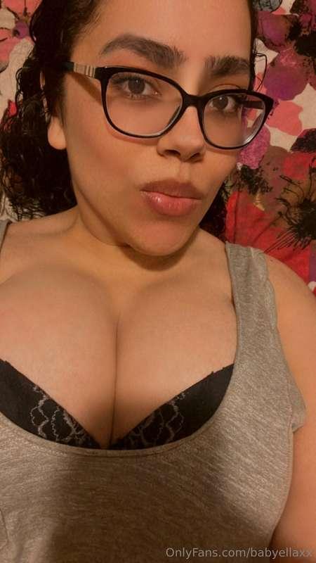 DM me if you want to chat or sext 😉🤓