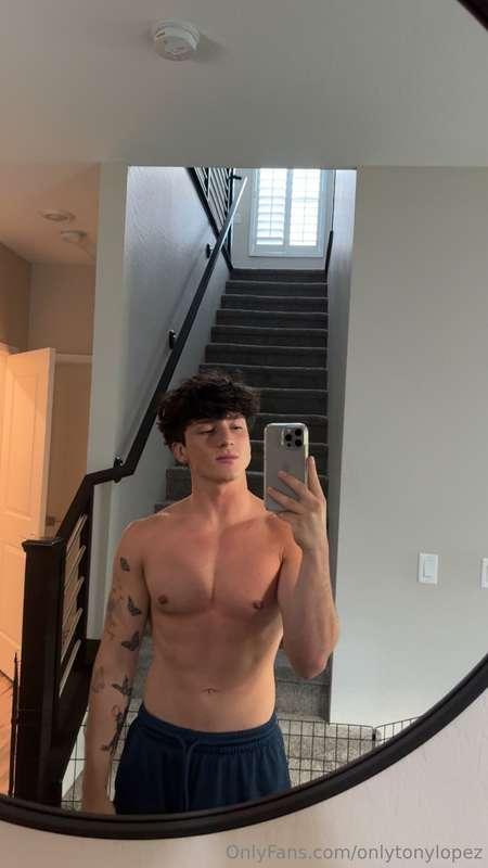 Come rub my pecs 👅