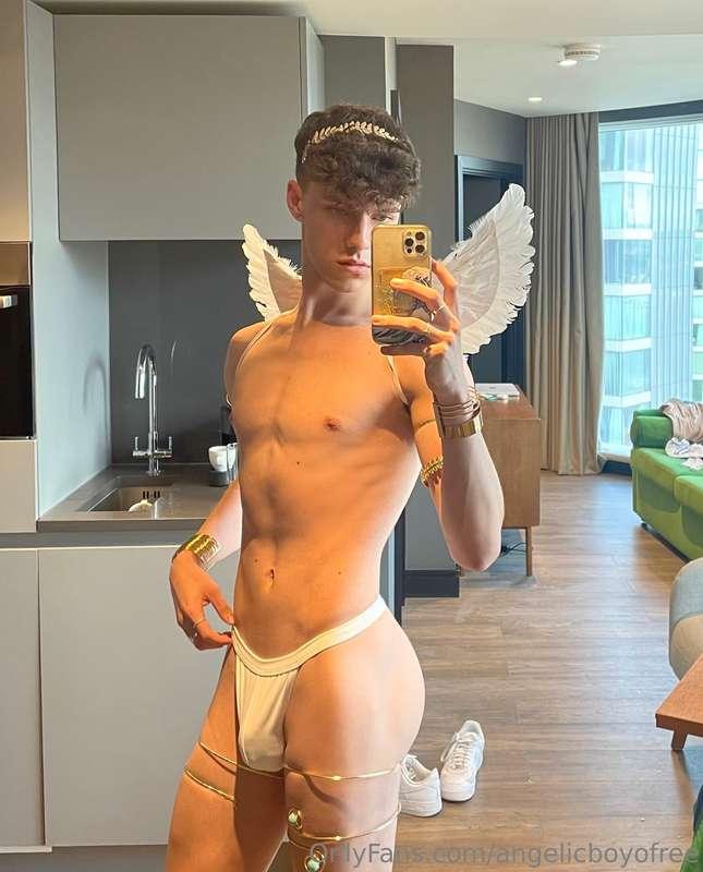 This angel is looking for a big tree to sit on top of 👼