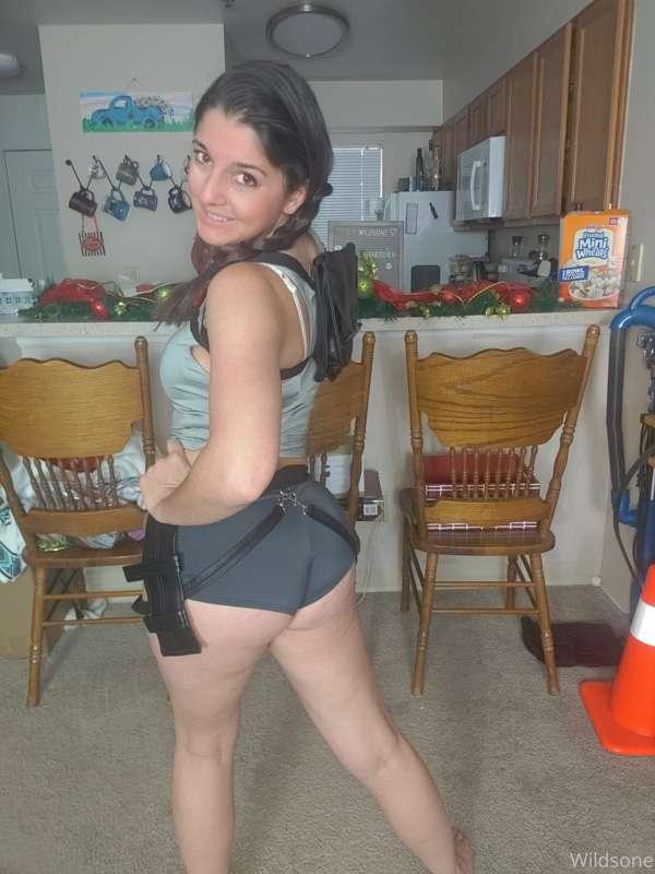 Who like short shorts >=]    LOVE this cosplay, but Idk if I..