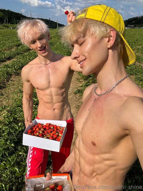 Yumm or yummmmm ?🍓https://onlyfans.com/andrii_levchenko_
