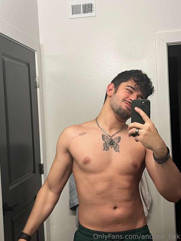 When the mirror approves of the gains 😎 👀
