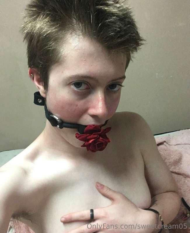 I love when I get to wear this gag! It makes me feel so pret..