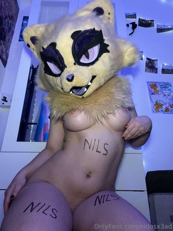 name writing/whatever you want written on me comms are open ..