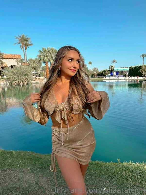 LIKE if you’d rip my clothes off in the desert😈🌵