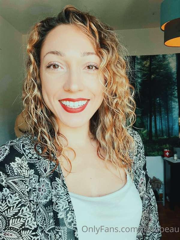 Oh we’re doing a red lip and smile kinda look today! 🌹