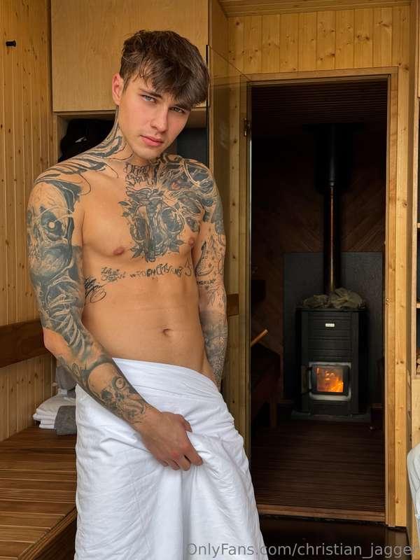 Just a towel between you and the view 😈