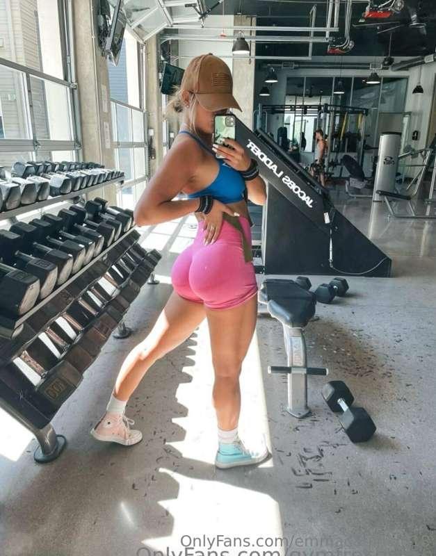 18 year old baddie just started her OF page and posted herse..