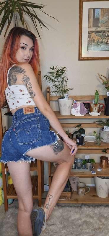 Been working on building a bigger butt and bigger plants 🤭🍑🪴..