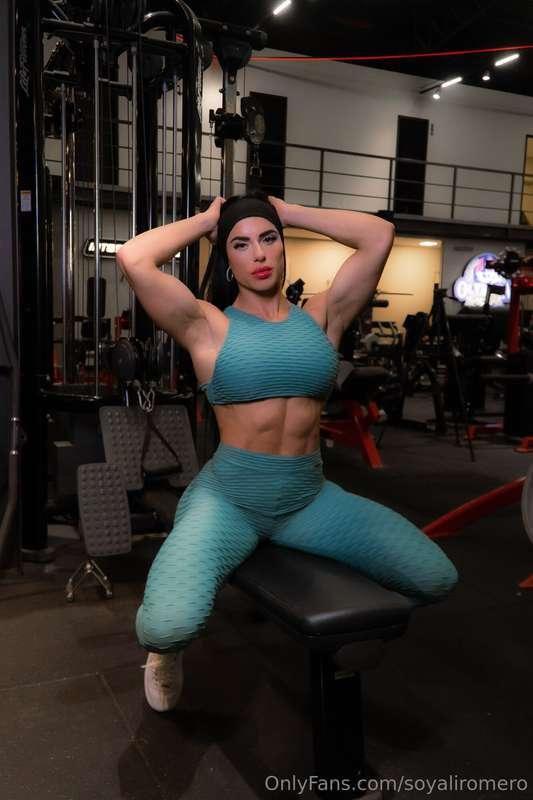 In the gym I always get hot... do you want to see how I end ..