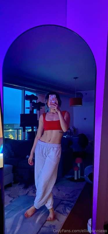 Lazy Friday night 🥰 Wanna stay in together?
