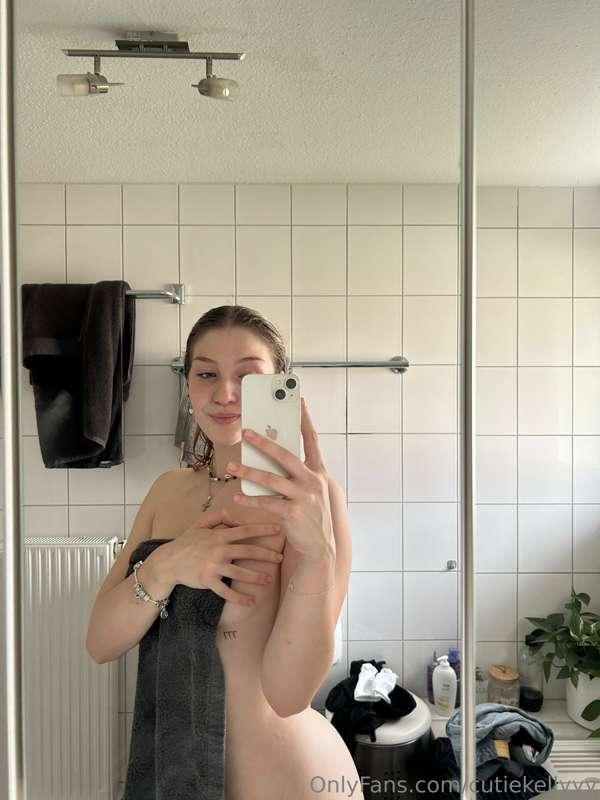 Look who just finished taking a shower 💦