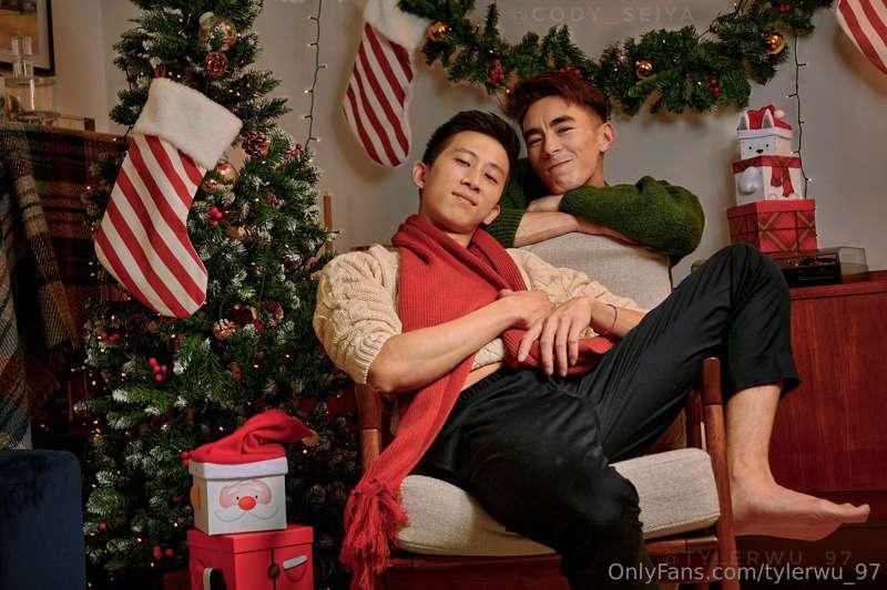 Happy Holidays, beautiful people. Swipe for a nude ;P
Our Ch..