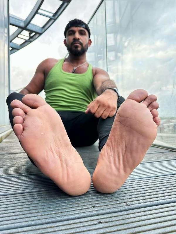This weather is making me horny.. who's ready to suck Daddy'..