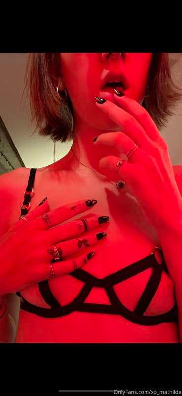 Nails matching the outfit, goaaaals ✨✨✨
