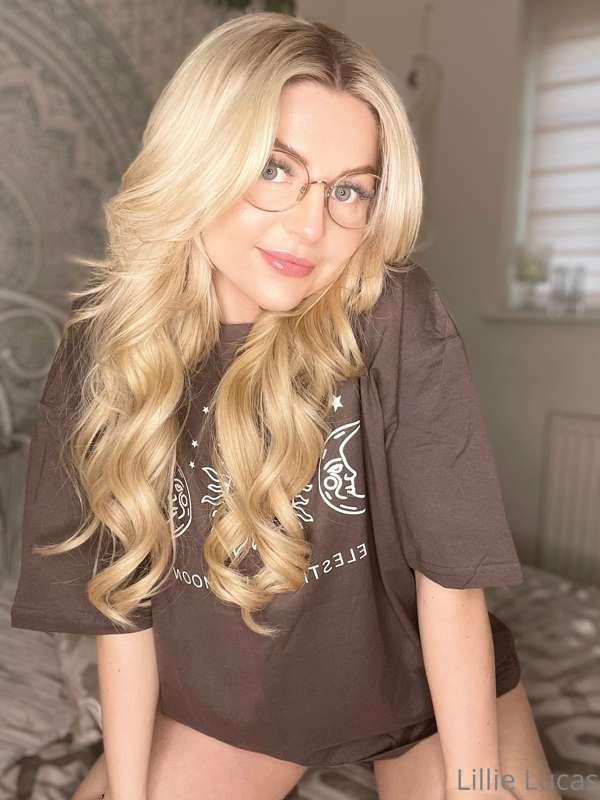 Swipe across to lift my top 💕