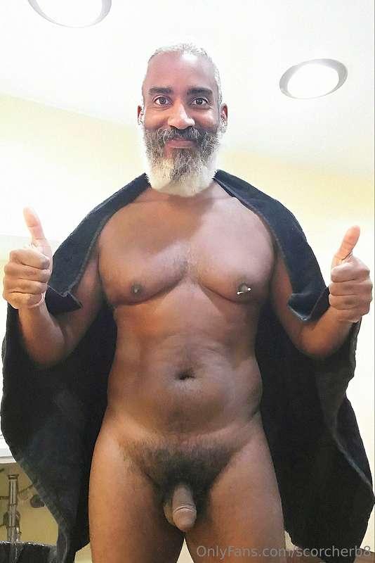 Thumbs-Up Thursday!  #beard #musculardaddy #gay #feet #gaycr..