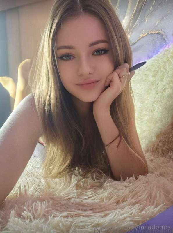 @hotlizahot🔥🔥🔥@hotlizahot
This hot girl will help you relax ..