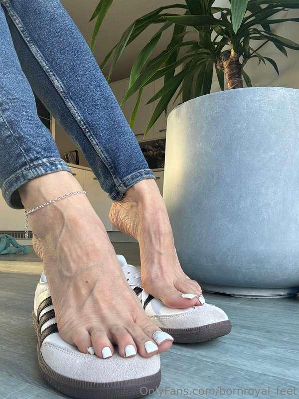 bornroyal_feet image #1