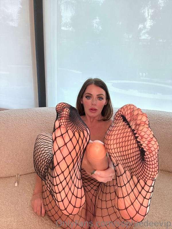 👣𝐅𝐑𝐄𝐀𝐊𝐘 𝐅𝐎𝐎𝐓𝐉𝐎𝐁👣Let me oil up that cock and jerk you off wit..