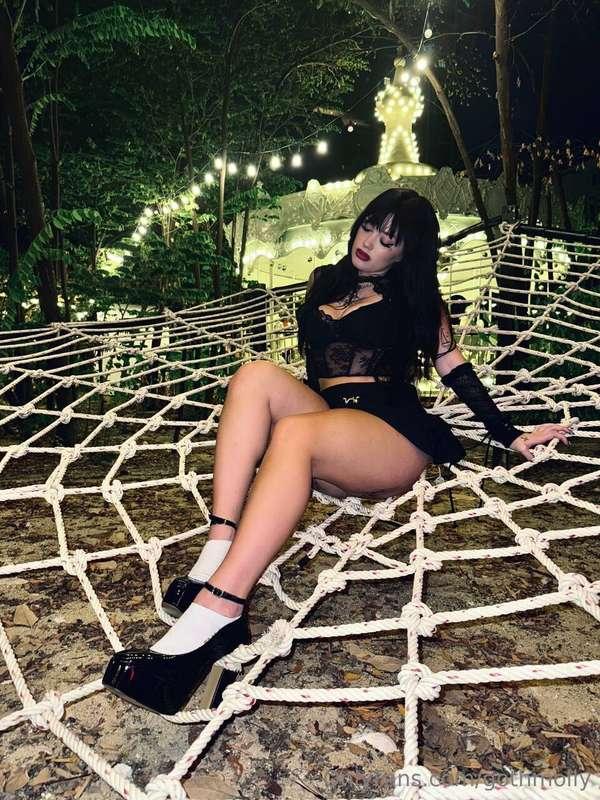 wanna lay on the spider net and watch the stars together?👉🏼👈..