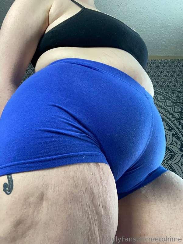 A little selfie spam, camel toe is bananas in these shorts 😛