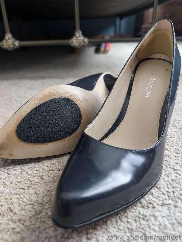 These navy pumps are just classy and sexy!!Make them yours??..