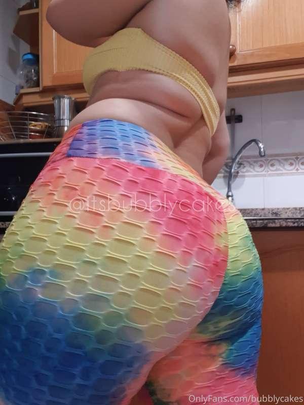 Look at my colorful big booty 🌈