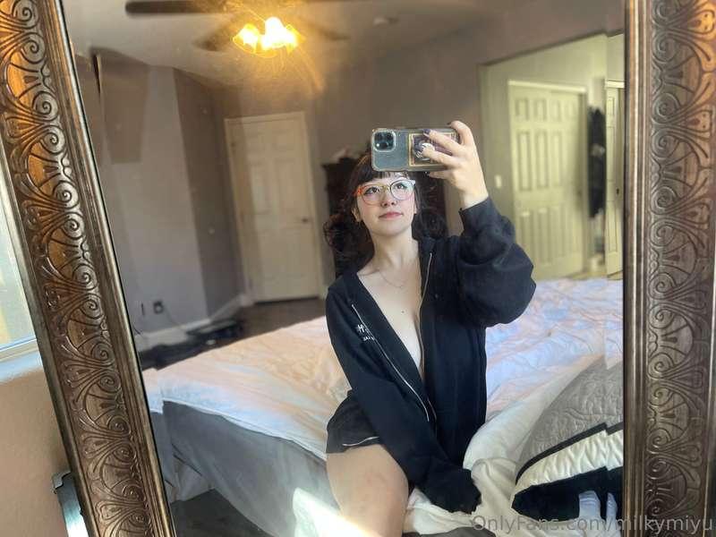 Don’t just stare, come tease me in my DMs 😉