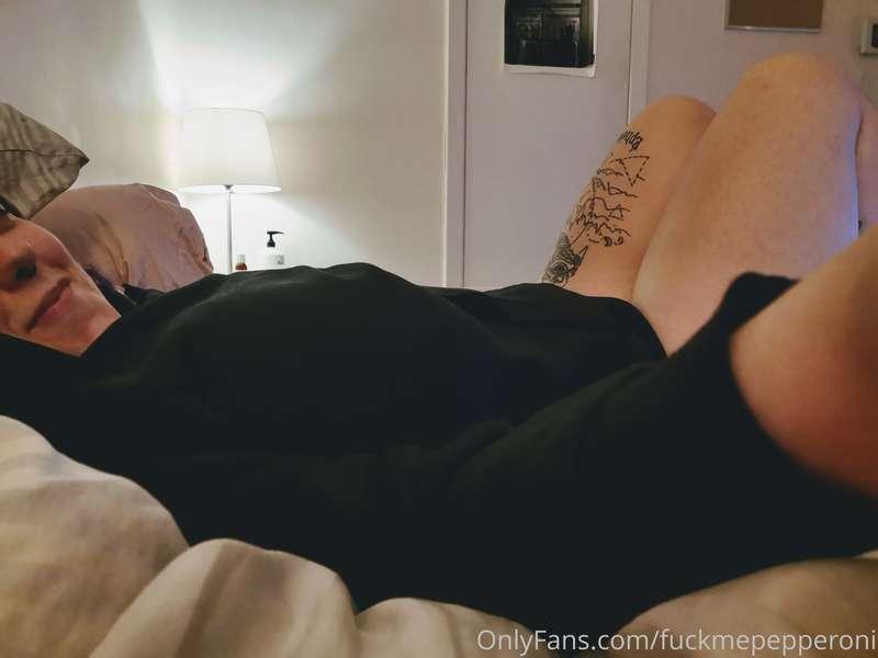 Cozy in bed 🌙🖤