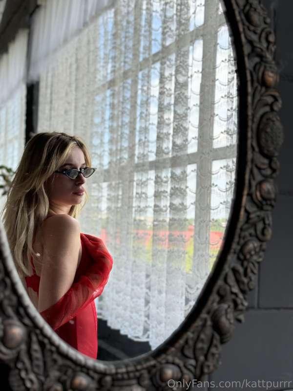 All dressed up with nowhere to go… except your dreams 💖💋