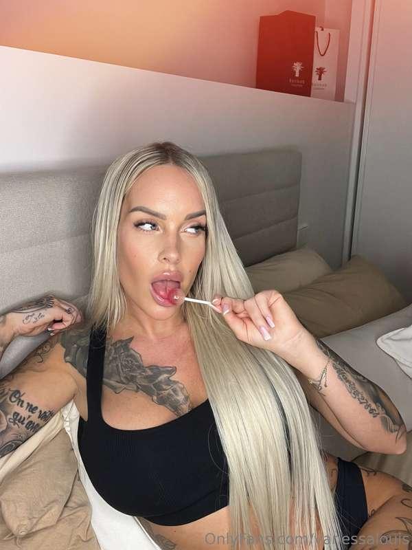 Darf ich auch mal an deinem Lolli lecken? 🤭👀