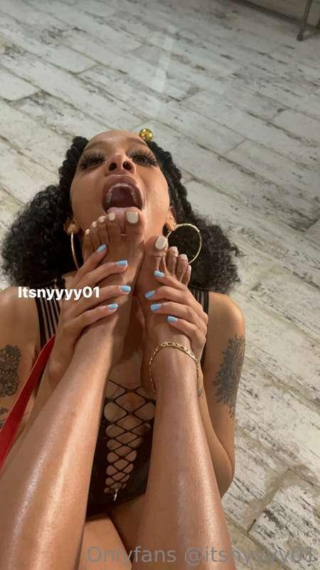 This was my first time sucking toes … she broke my cherry 🍒