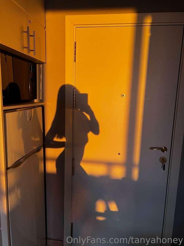 The setting sun🌞 caresses me with its last rays... Do you li..