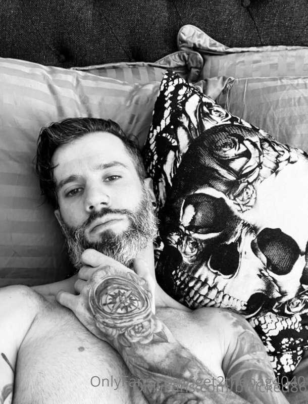 QUARTER FINAL ROUND OF BEST BLACK/WHITE PHOTO!!! Vote for be..