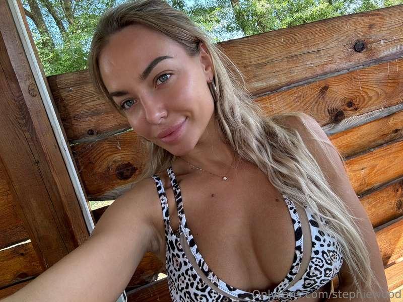 This beauty @lexy_lux1 will with her tight holes only for yo..